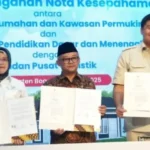 Pemerintah Serahkan Kunci Rumah Subsidi Untuk Guru di Delapan Provinsi