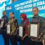 Wamenhan RI Serahkan Sertifikat Komponen Pendukung Pertahanan Negara ke DEFEND ID