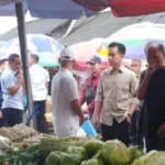 Wapres Gibran Blusukan di Pasar Tradisional Tabanan Cek Harga Sembako