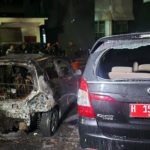 Massa Bakar Mobil di Halaman Kantor Gubernur Jateng