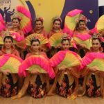 Dua Figur Perempuan dalam Gaya Khas Semarangan di Acara Indonesia Menari 2025