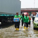 Pemprov Jateng Salurkan Bantuan Makan untuk Pengemudi Truk Terjebak Banjir