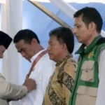 Prabowo Anugerahkan Tanda Kehormatan bagi Tokoh Pertanian di Panen Raya Karawang