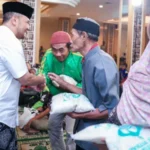Di Malam Takbiran, Ahmad Luthfi Salurkan 4 Ton Zakat Fitrah kepada Ribuan Mustahiq