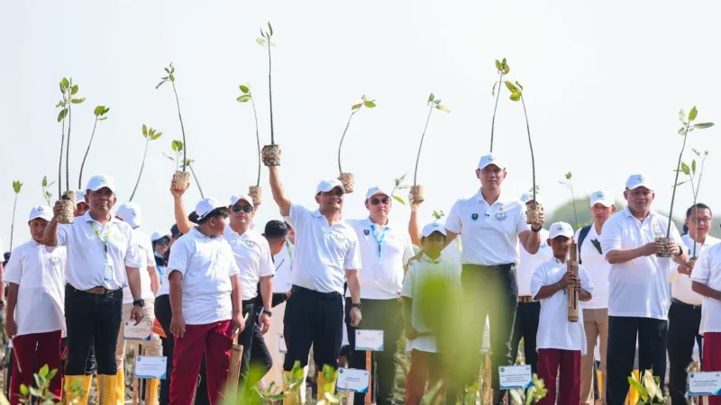 Atasi Abrasi Pantura, AHY dan Ahmad Luthfi Tanam Mangrove di Demak Gunakan Teknologi HexBricks
