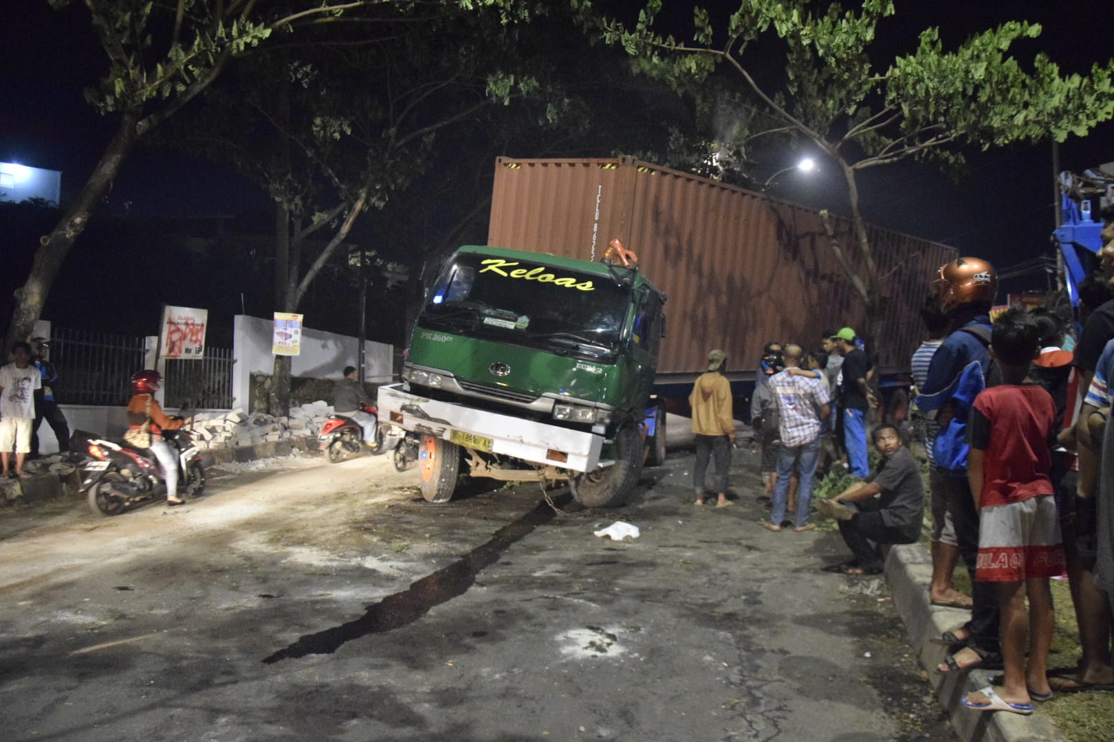 Foto Kecelakaan Truk Kontainer di Jalan Silayur Semarang