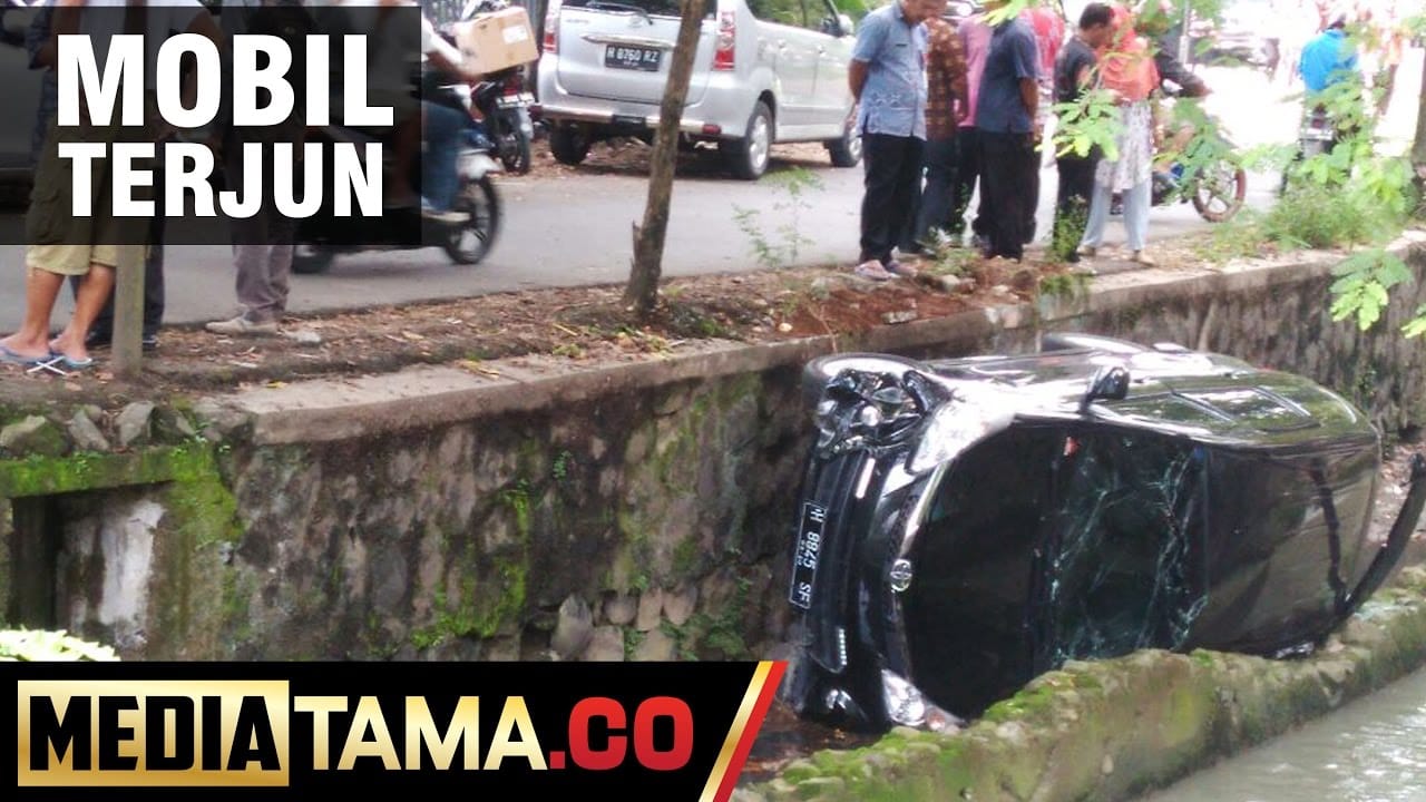 VIDEO: Hindari Pesepeda Motor, Mobil Milik Pegawai Pemkot Semarang Terjun ke Sungai Inspeksi