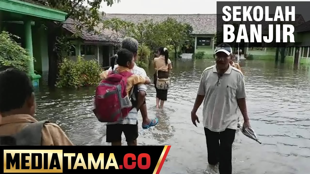 VIDEO: Sekolahnya Terendam Banjir, Siswa Terpaksa Digendong Saat Berangkat Sekolah
