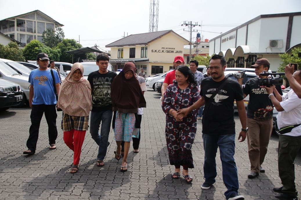 Foto Anggota Resmob Polrestabes Ringkus Tiga Orang Wanita ”Dukun” Palsu