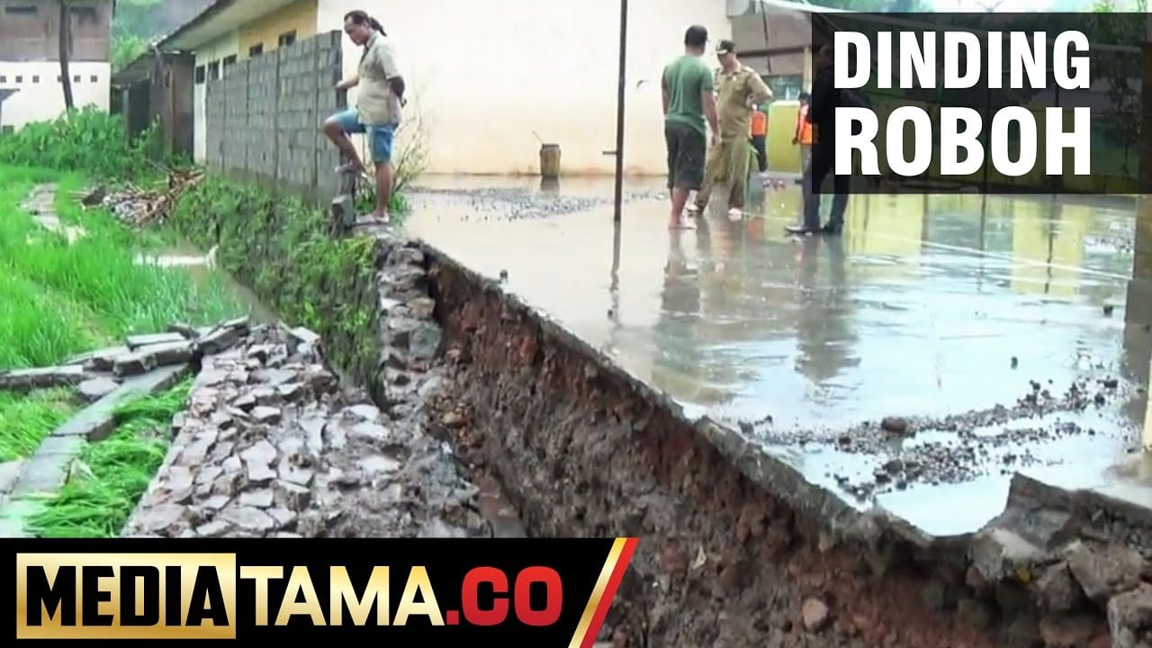 VIDEO: Diterjang Banjir, Dinding Pembatas Sekolah Dasar di Ungaran Roboh