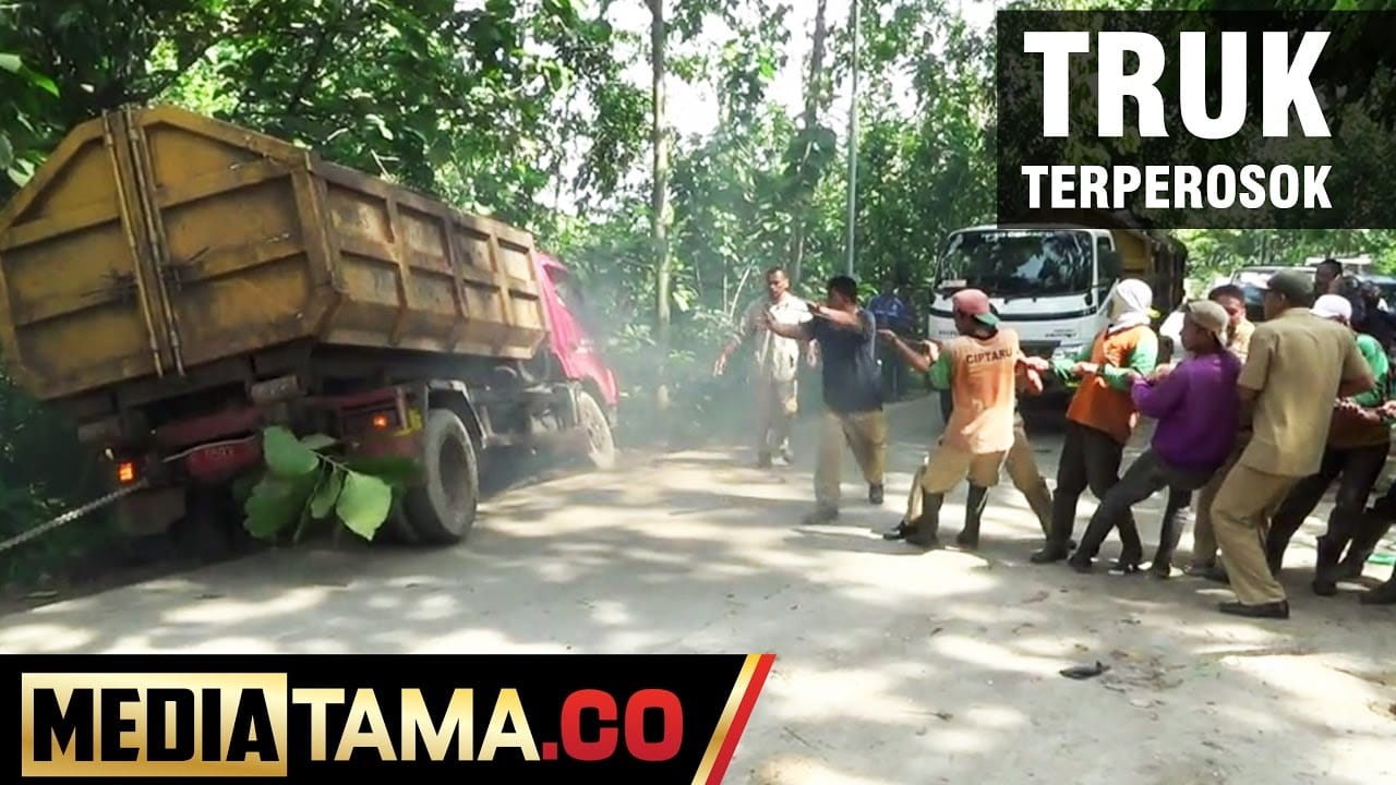 VIDEO: Hindari Jalan Longsor, Truk Sampah di Kendal Terperosok