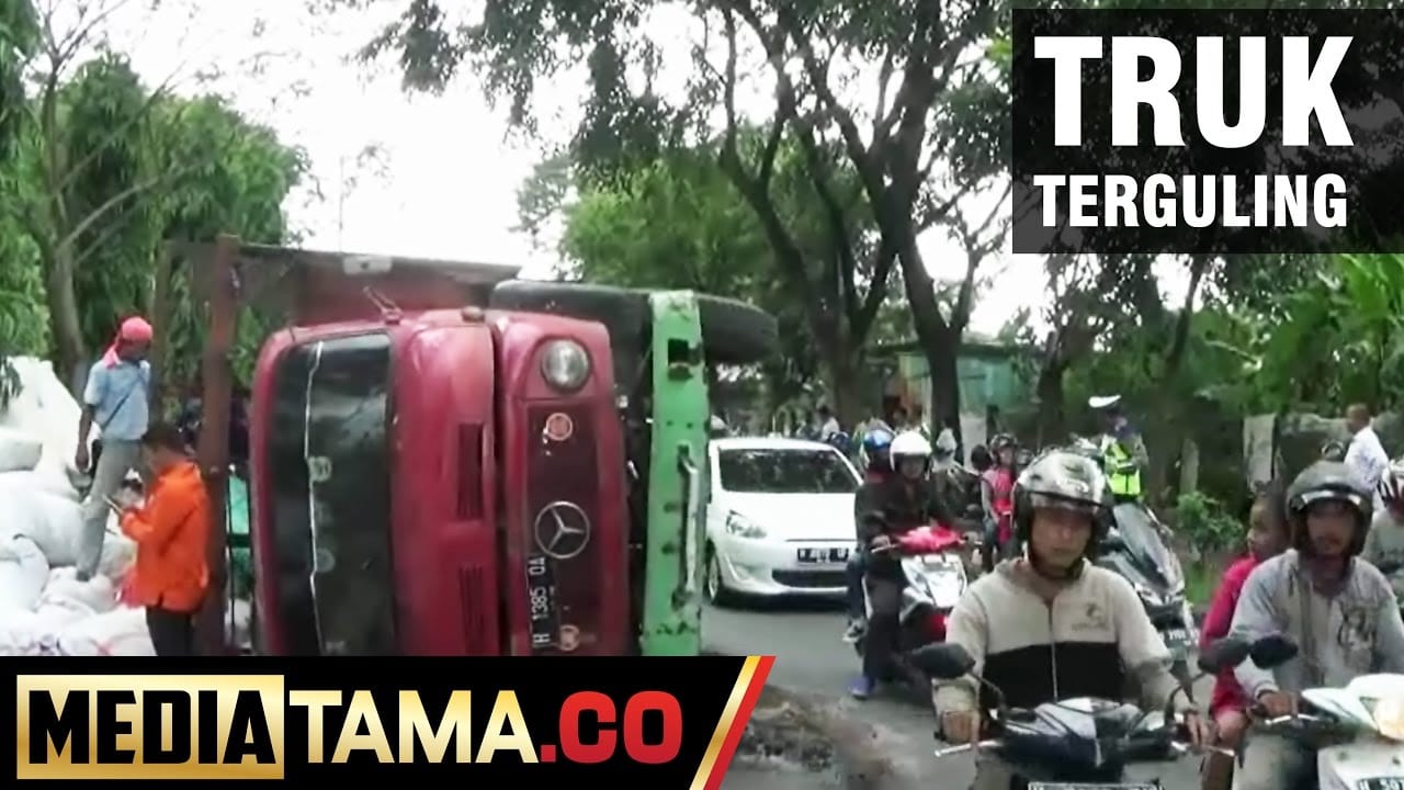 VIDEO: As Roda Patah, Truk Muatan Kain Perca Terguling Arteri Soekarno-Hatta Semarang