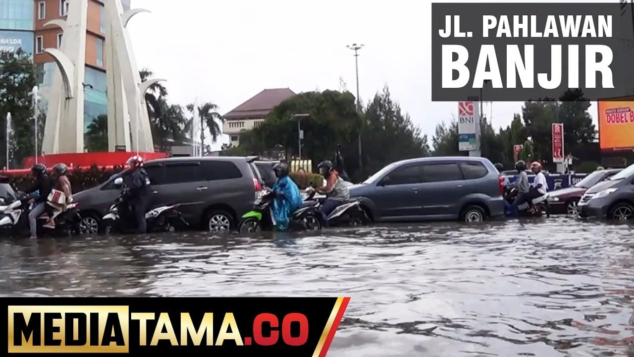 VIDEO: Diguyur Hujan, Jalan Pahlawan Semarang Terendam Banjir