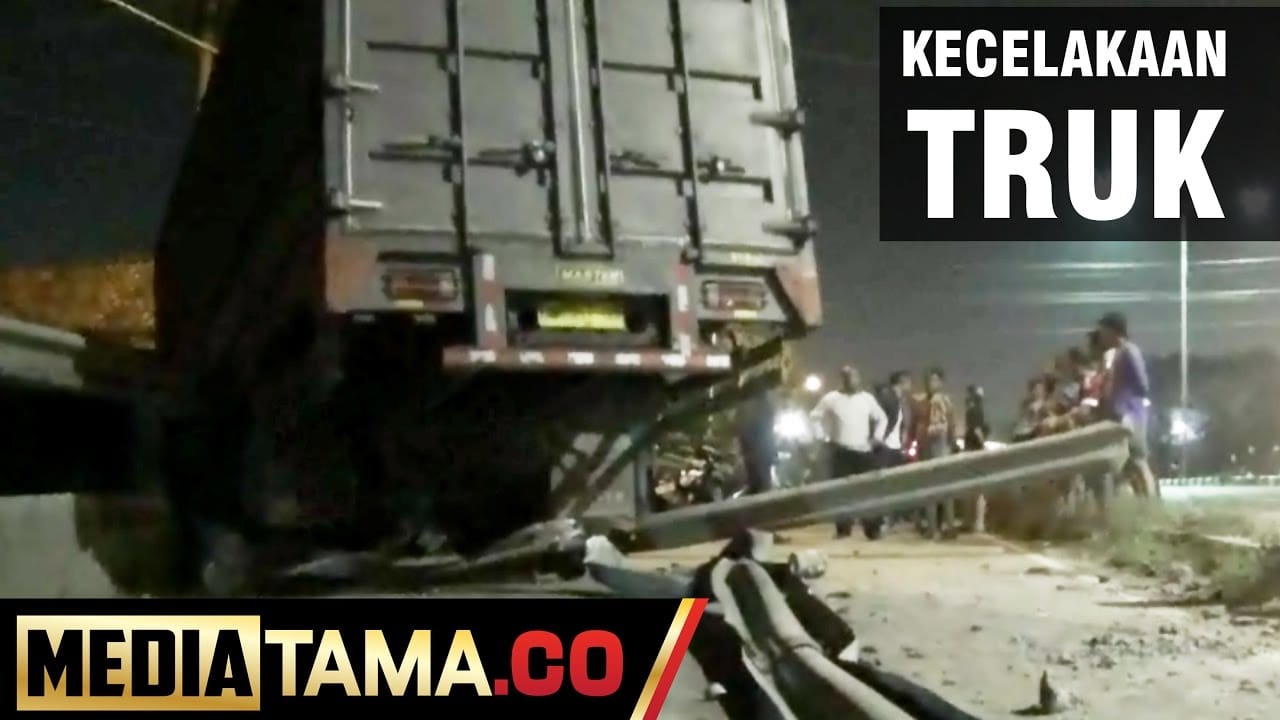 VIDEO: Hindari Pemotor, Truk Tabrak Pembatas Jalan di Semarang