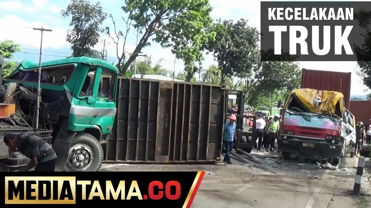 VIDEO: Kecelakaan Truk Vs Truk, Jalur Semarang – Solo Macet Total