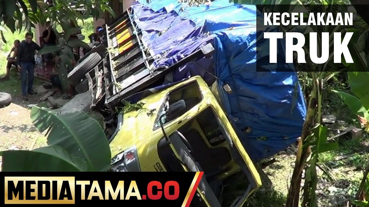 VIDEO: Truk Terjun Bebas Timpa Rumah Warga di Tegal