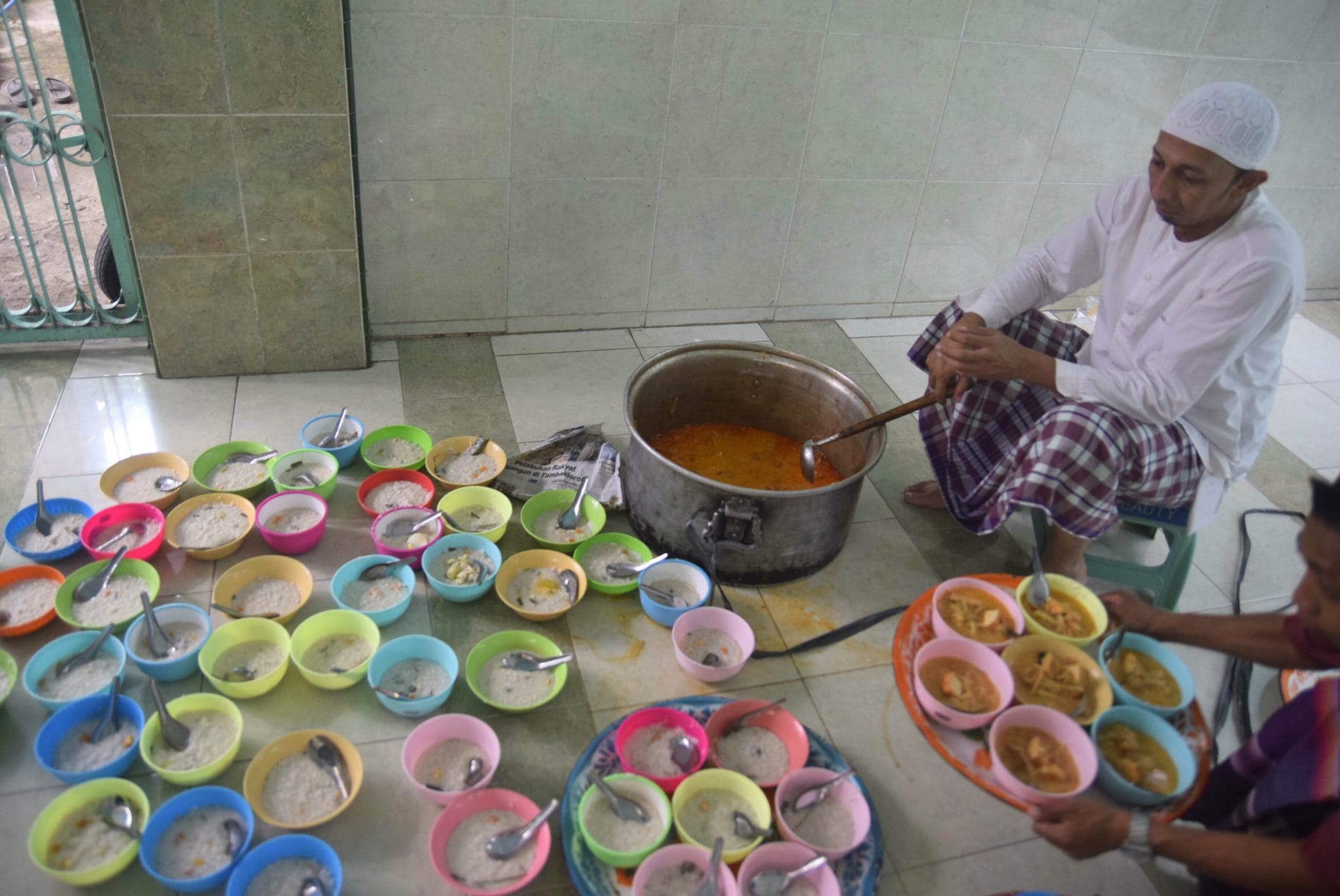 FOTO: Bubur India, Tradisi Buka Bersama di Masjid Pekojan Semarang