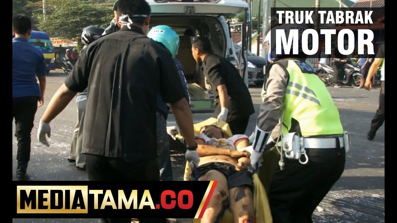 VIDEO: Kecelakaan Maut Truk Tabrak Motor di Semarang, 3 Orang Tewas