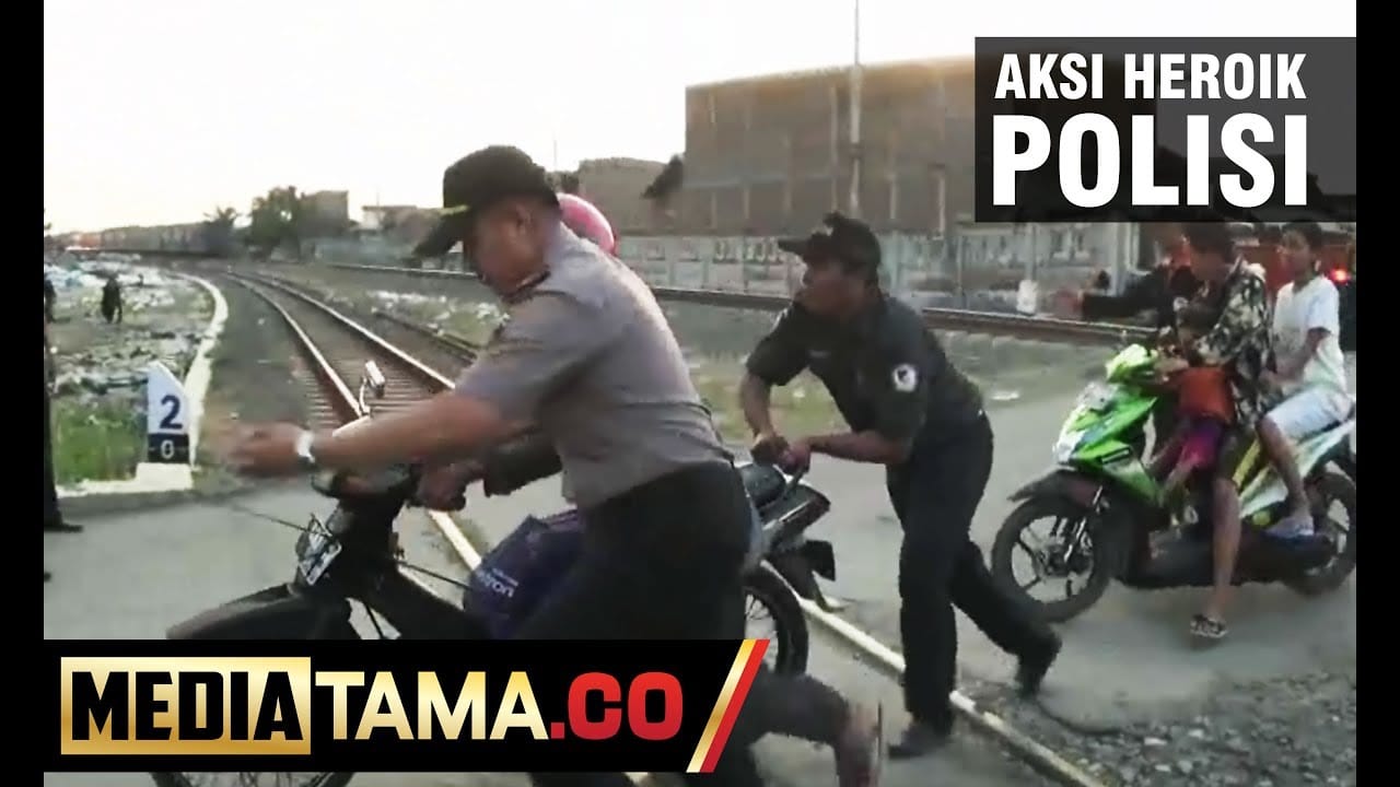 VIDEO: Aksi Heroik Polisi Semarang Selamatkan Pengendara yang Mogok di Rel Kereta