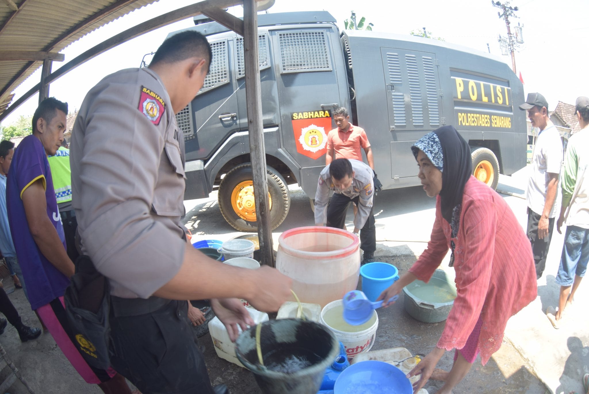 FOTO: Polrestabes Semarang Kerahkan Watercanon Untuk Droping Air Bersih