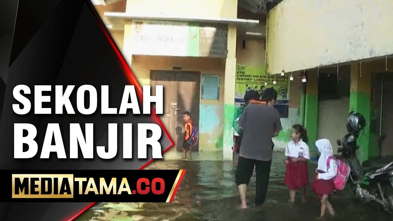 VIDEO: Sekolah Terendam Banjir, Siswa SD di Demak Berangkat Sekolah Dengan Digendong