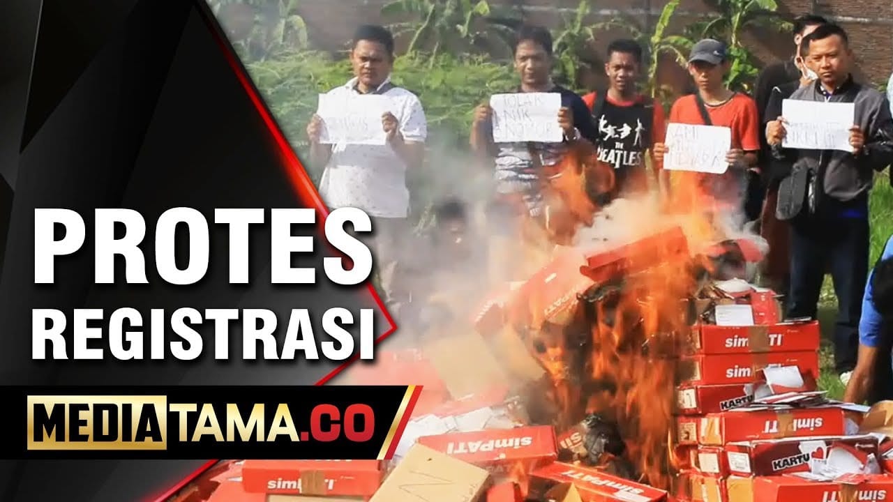 VIDEO: Protes Aturan Registrasi, Penjual Kartu Perdana di Kudus Bakar Ribuan SIM Card
