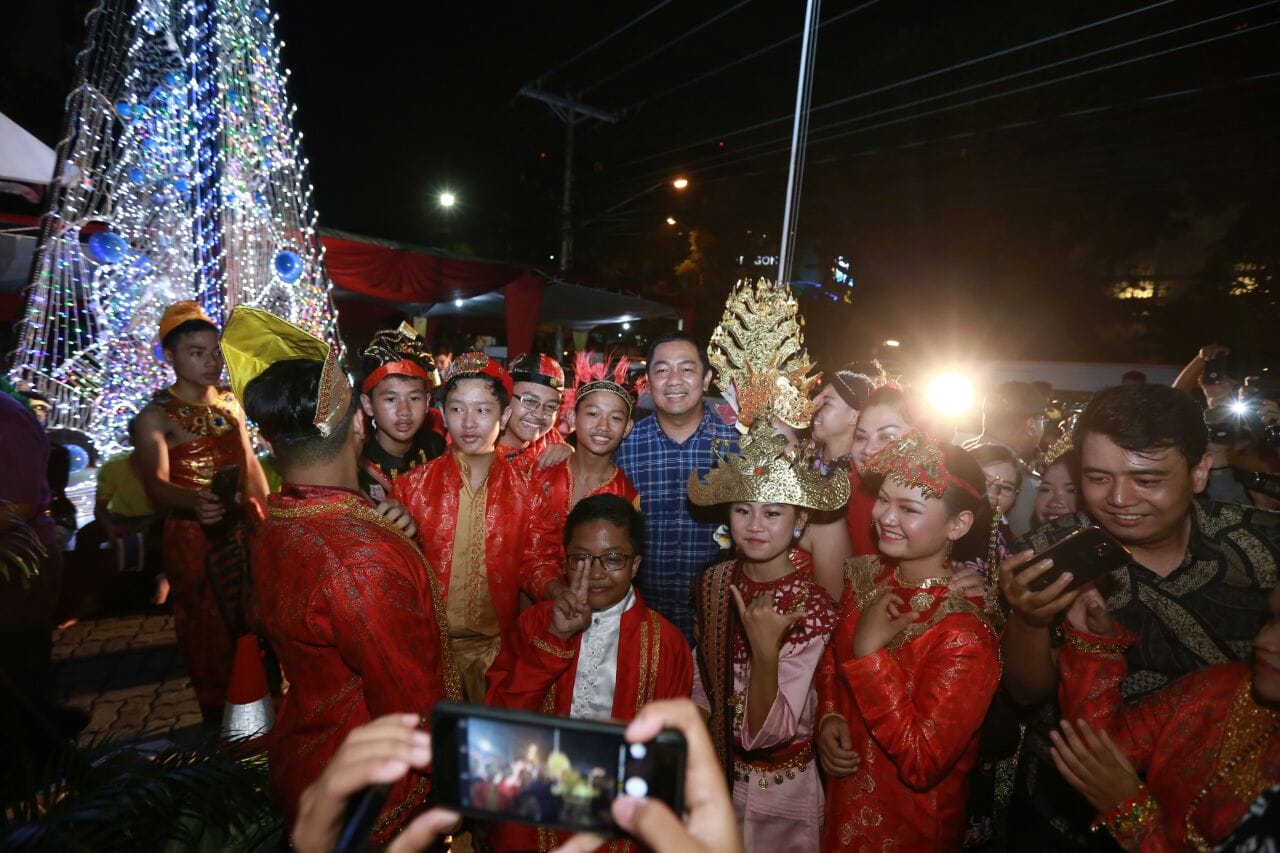 Cek Keamanan Perayaan Natal, Walikota Hendi Disambut Jemaat Berpakaian Adat