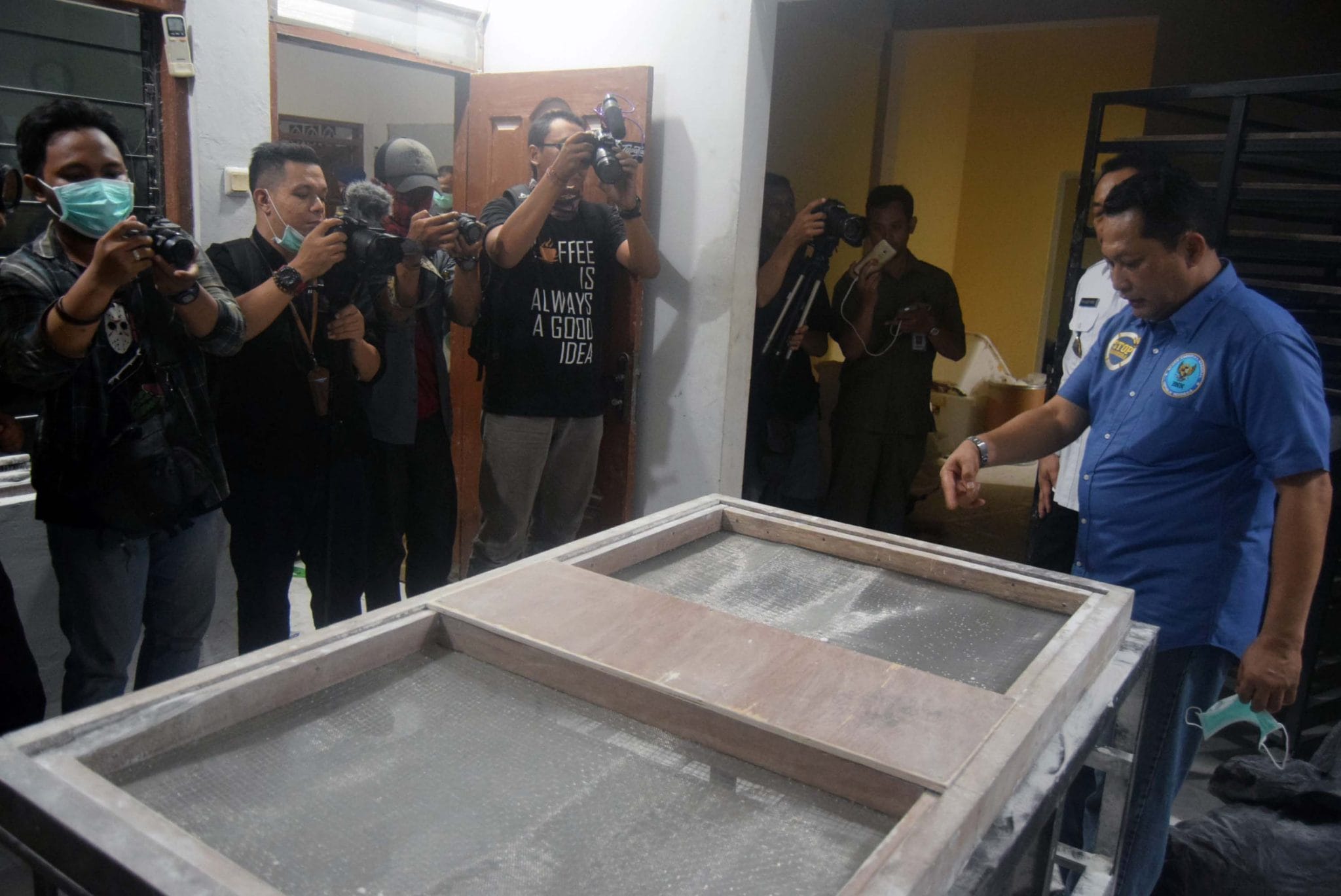 FOTO: BNN Olah TKP Pabrik Pil PCC di Semarang