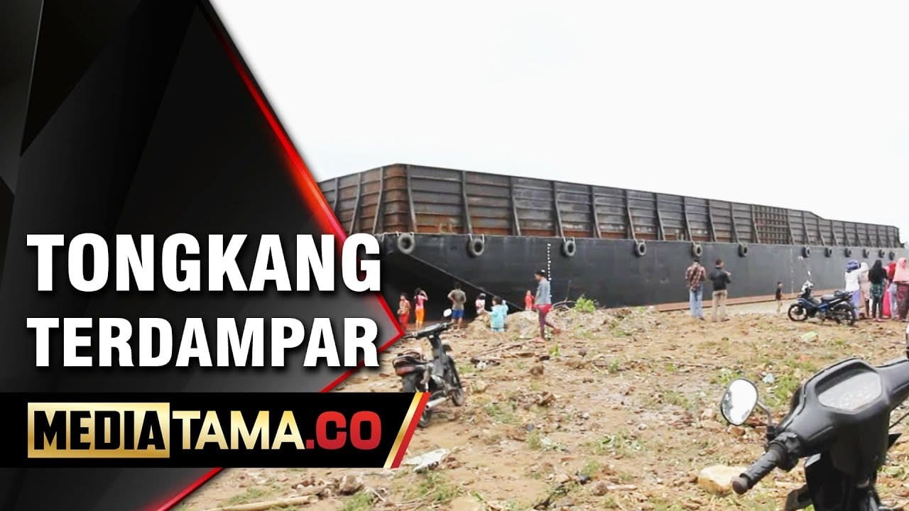 VIDEO: Dihantam Ombak Besar, Kapal Tongkang Terdampar di Pantai Jepara