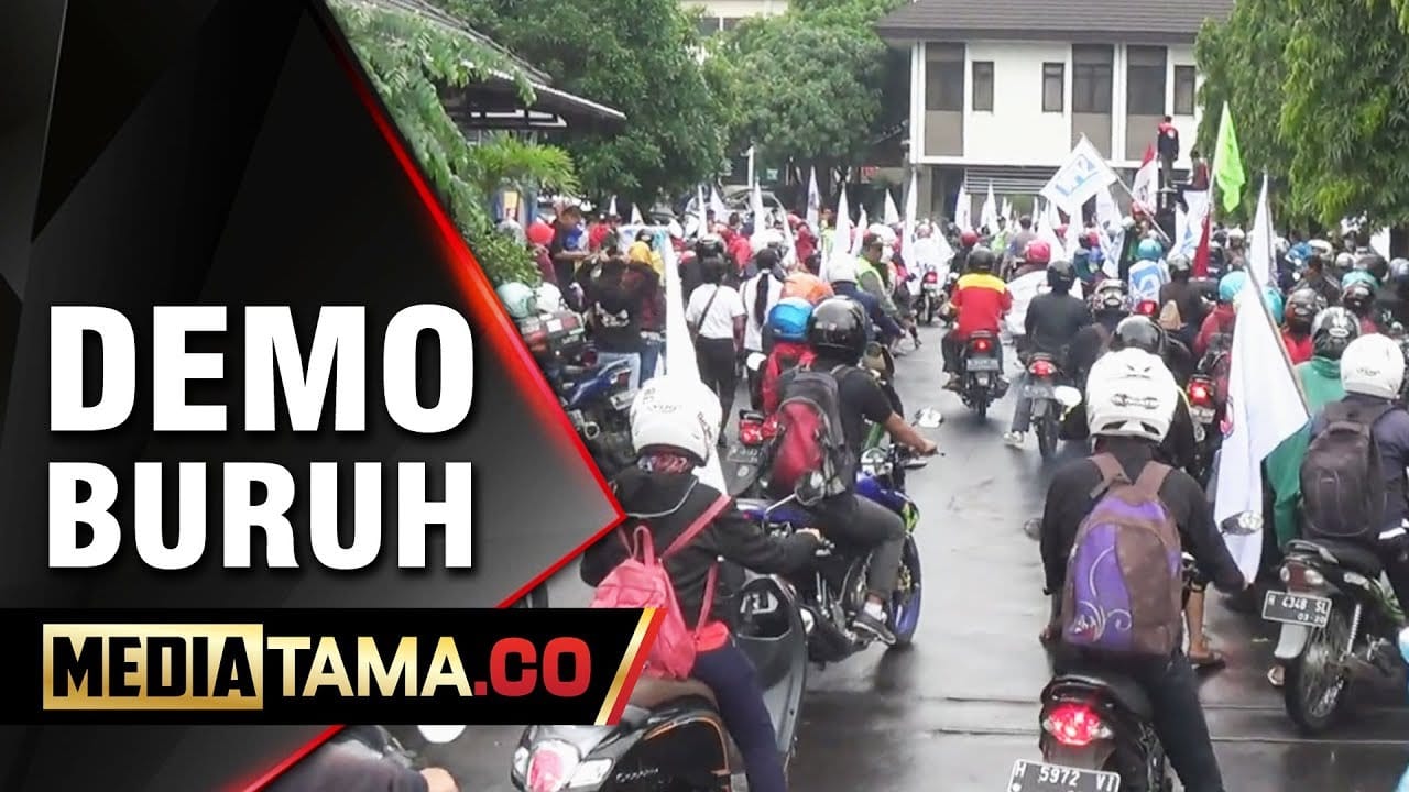 VIDEO: Tuntut Upah Layak, Buruh Geruduk Kantor Bupati Semarang