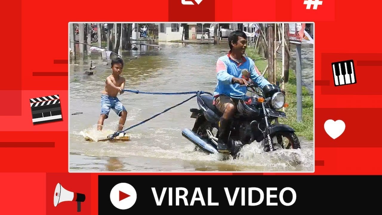 VIDEO: Viral, Aksi Bocah Cilik Berselancar di Tengah Banjir Semarang