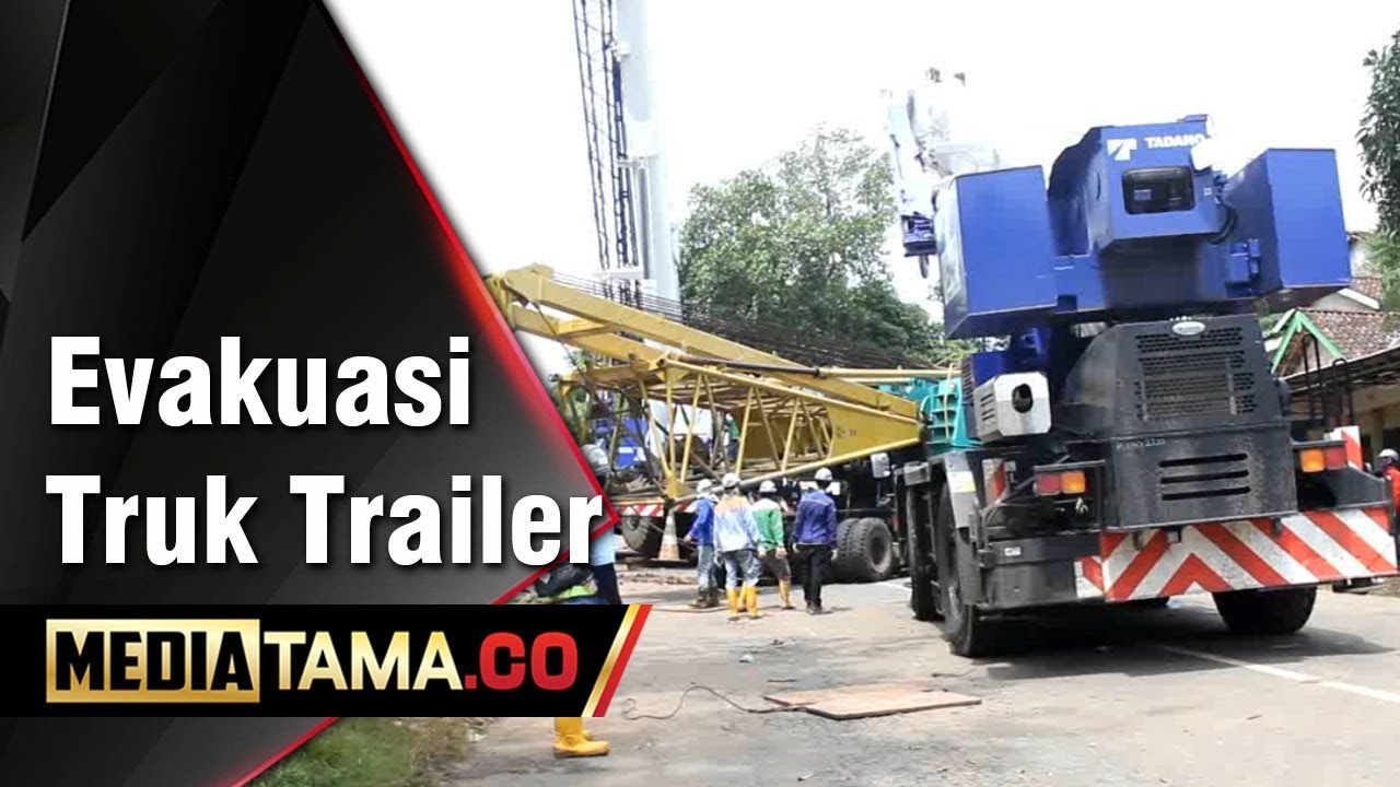VIDEO: Evakuasi Truk Trailer Bermuatan Crane 50 Ton yang Tergelincir di Jepara