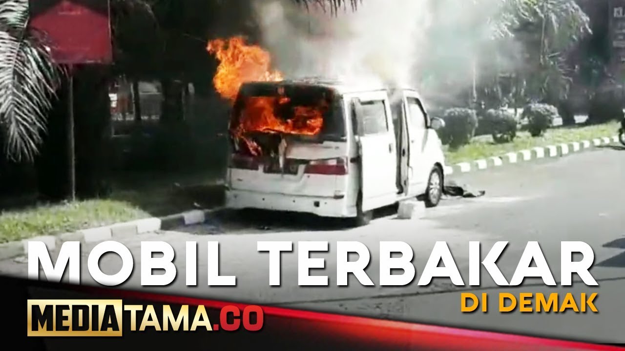 VIDEO: Detik detik Mobil Terbakar di Jalan Raden Patah Demak