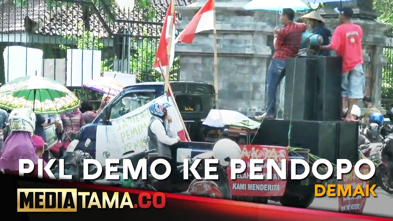 VIDEO: Digusur, Puluhan PKL Demak Demo di Pendopo Bupati