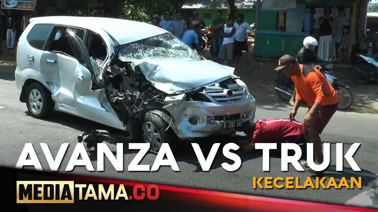 VIDEO: Minibus Tabrak Truk dan Dua Sepeda Motor di Jepara