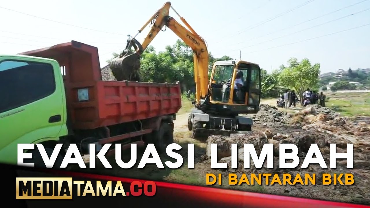 VIDEO: Satpol PP Kota Semarang Evakuasi Limbah di Bantaran Sungai BKB