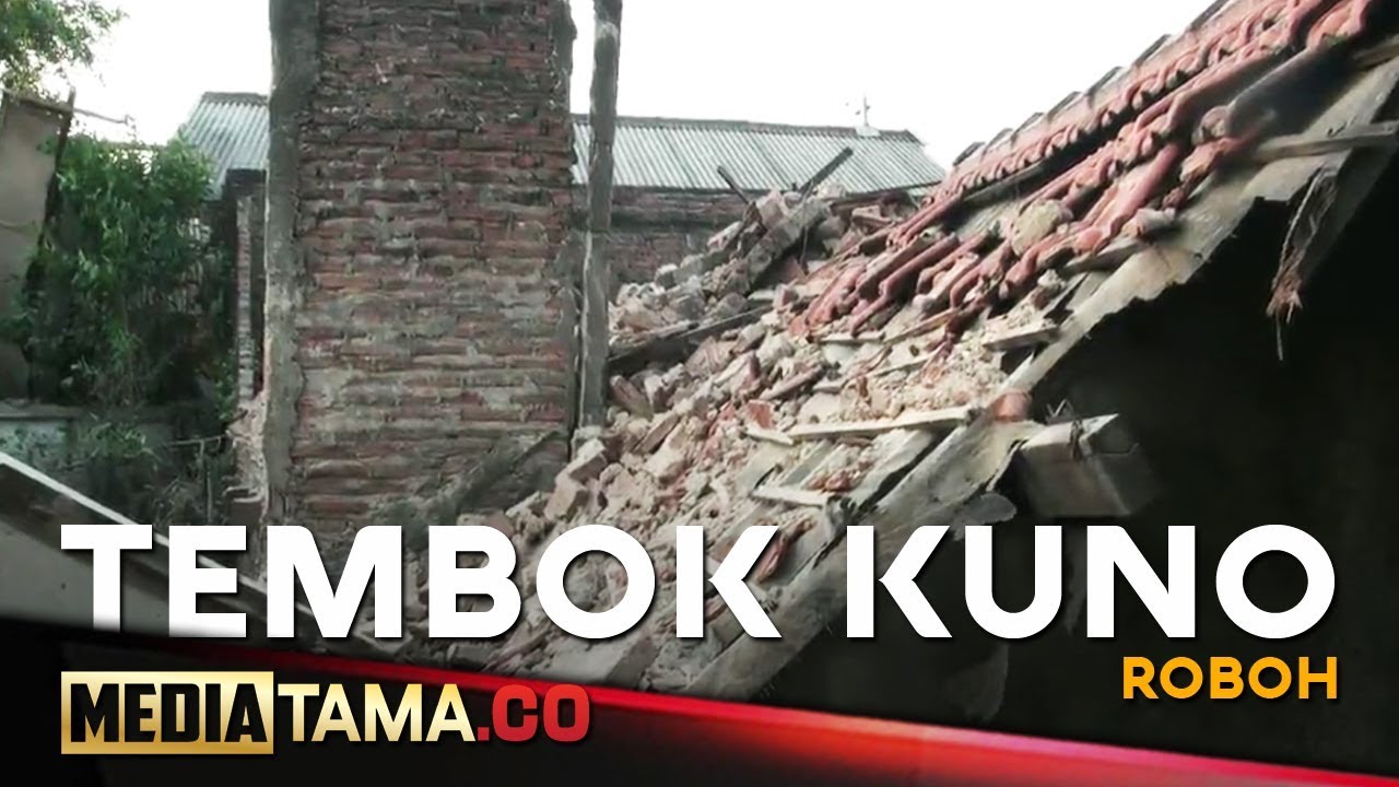 VIDEO: Tembok Kuno Roboh Timpa Rumah Warga di Semarang
