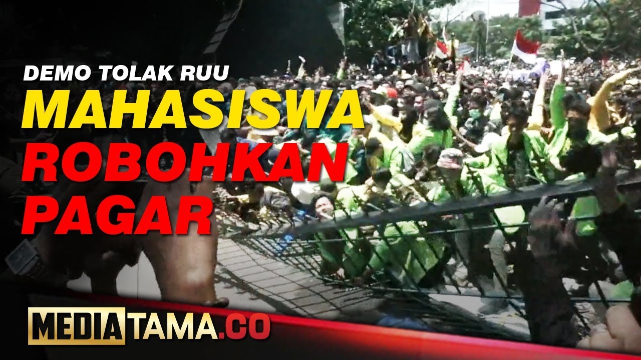 VIDEO : DEMO, MAHASISWA ROBOHKAN PAGAR DPRD JATENG